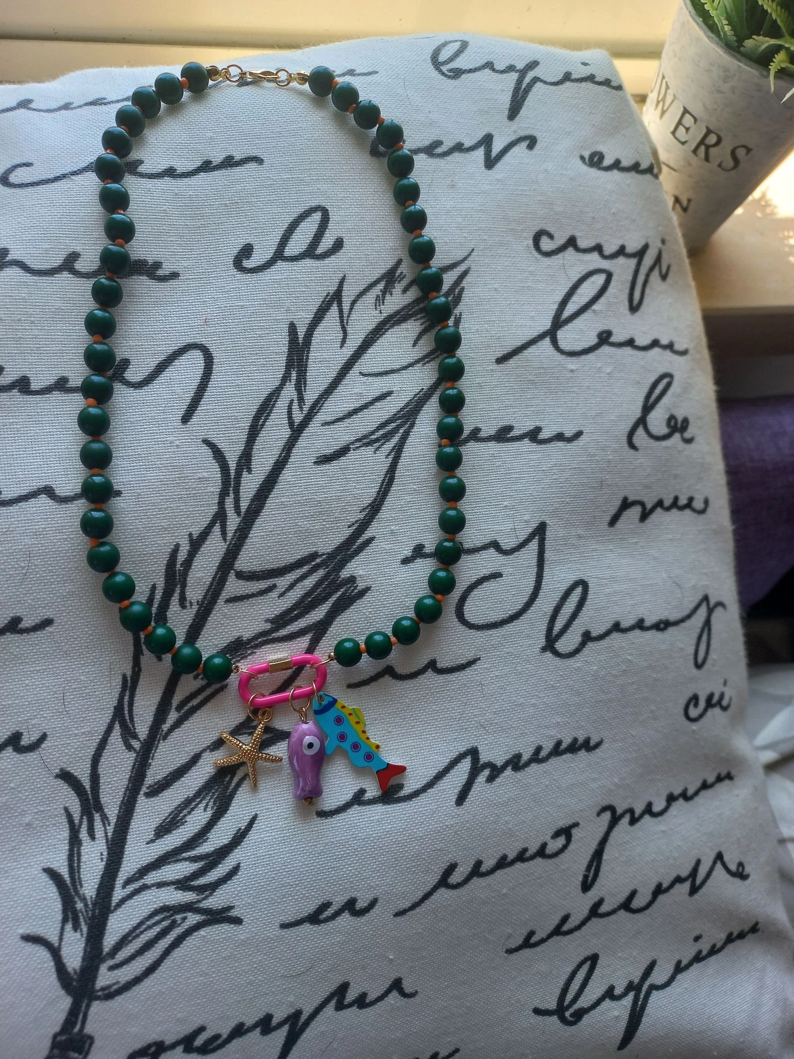 Collier de perles en résine verte avec des touches fuchsia et des pendentifs – photo 2